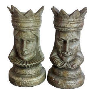 Pair of Vintage Bookends King and Queen Chess Pieces in European Gray Plaster or Ceramic For Sale