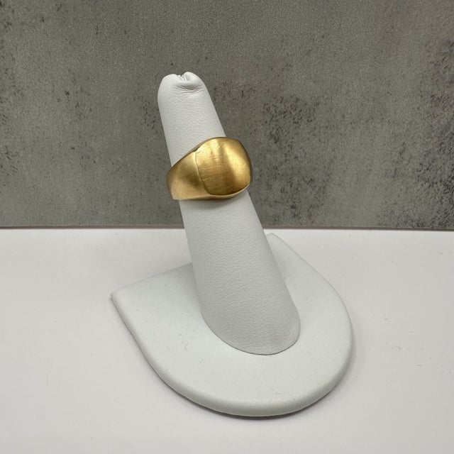 Contemporary Designer David Yurman Signet Ring 18kt Yellow Gold Size 5 With Pouch For Sale - Image 3 of 7