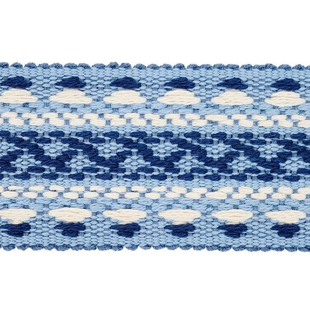 Jute yarns give this embroidered geometric tape an appealing dose of dimension for a textural finishing touch that will...