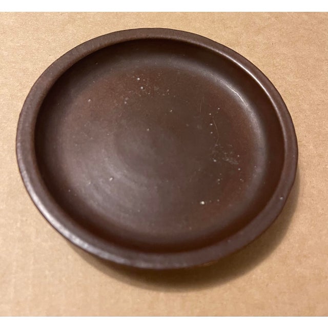 1930s Ext Rare #633-5 Roseville Pine Cone 2-Handled Flower Pot With Saucer Underplate Brown Green Blue Orig Stamp For Sale - Image 9 of 12