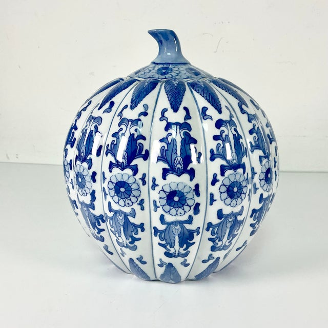 1980s Vintage Chinoiserie Boho Chic Hollywood Regency Blue & White Pumpkin, Halloween & Thanksgiving For Sale - Image 4 of 11
