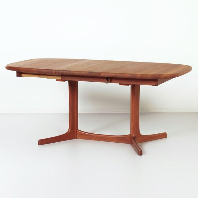 Solid teak dining table by dyrlund, made in denmark in the 1960s. Extendable from 130 to 175 cm – suitable for 4 to 8...