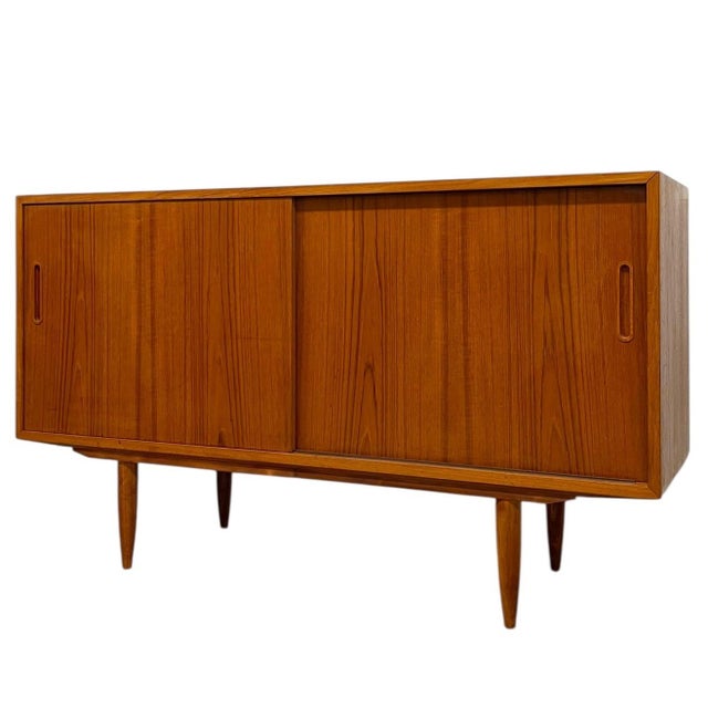 1970s Vintage Danish Mid-Century Modern Teak Sliding Door Credenza / Sideboard With Drawer For Sale - Image 5 of 13