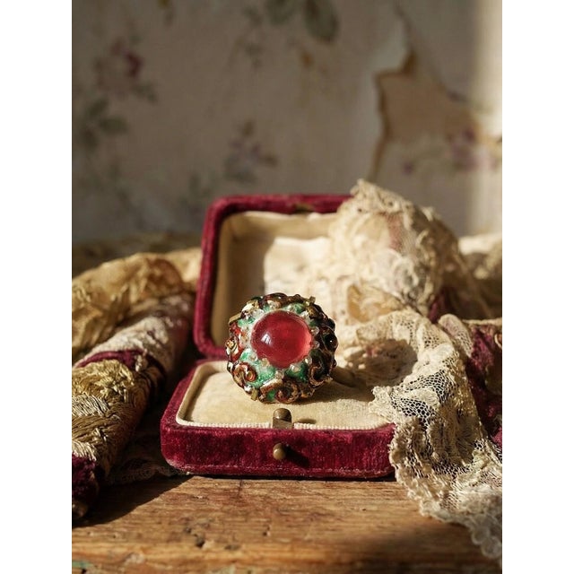 Charming Limoges enamel brooch, signed E.G. on the reverse, dating from around 1940-1950. The mount is made of brass or...