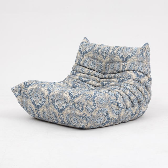 Togo Fireside Chair and Ottoman in Azure Paisley Jacquard Vintage Ligne Roset For Sale In New York - Image 6 of 15