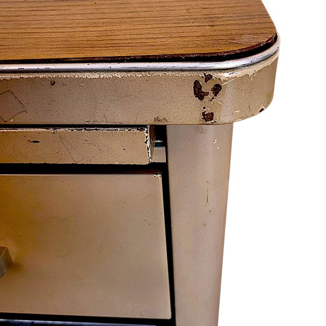 Beige 1970s McDowell & Craig Iconic Tanker Steel Home or Office Desk For Sale - Image 8 of 11