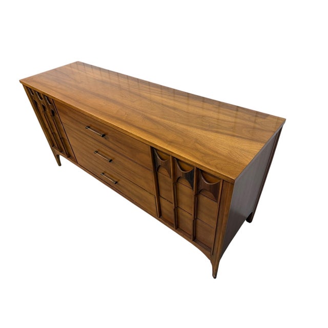 Mid-Century Modern Kent Coffey Perspecta 9-Drawer Walnut Dresser For Sale In Philadelphia - Image 6 of 14
