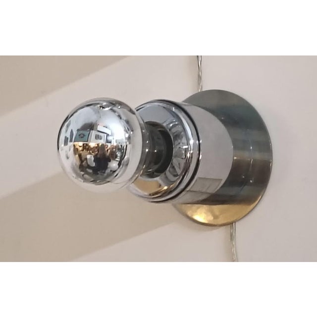 SP15 wall lamp, designed by Gino Sarfatti for Arteluce in Italy in the 1950s and 1960s. It is made of polished chrome-...