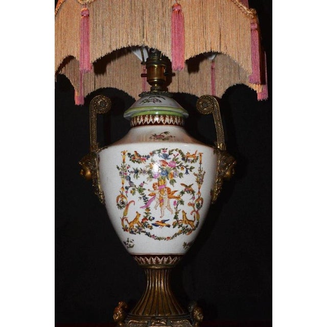 Neoclassical Sèvres Gilt Porcelain Amphora Table Lamp with Silk Shade, France, 1850s For Sale - Image 15 of 18