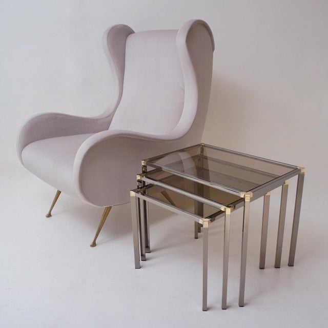 1980s English Vintage Nest of Tables in Polished Graphite Chrome & Gold Plated Metal Frame With Smoked Glass by Kesterport for Harrods - Set of 3 For Sale - Image 4 of 13