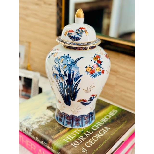 Beautiful florals all around. If you prefer a more blue and white look, it has a side for that. Truly, this one can change...