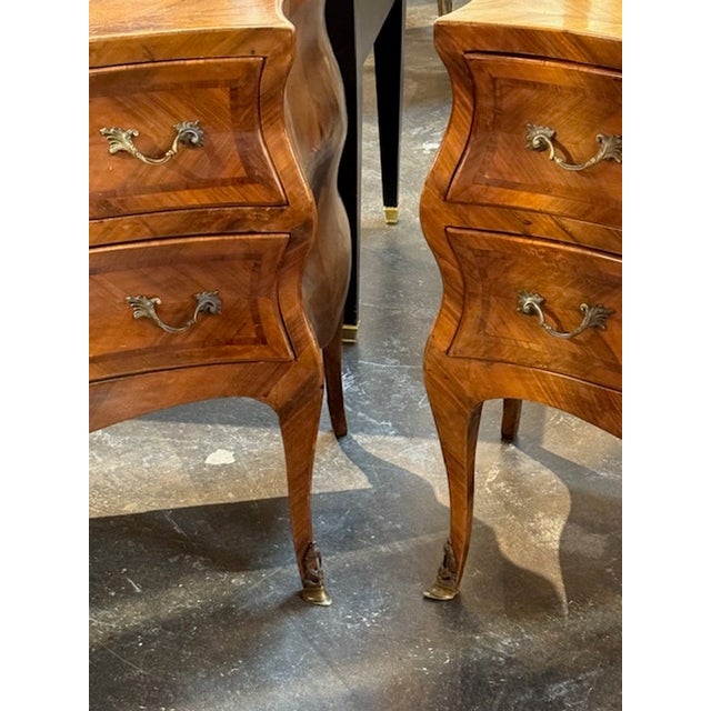 19th Century Pair of 19th Century Italian Bombe' Shaped Walnut Commodes For Sale - Image 5 of 12