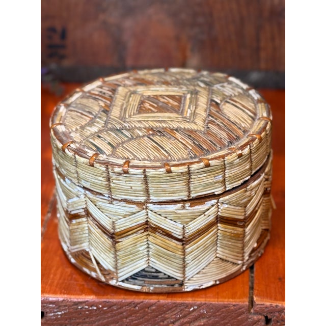 Folk Art Early Mi’kmaq Quill Box c.1830 Vegetative Dyes Quills on Birch Bark Box With Geometric Pattern For Sale - Image 3 of 12