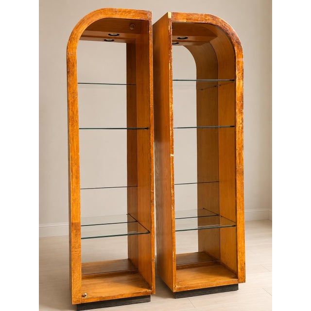 Henredon 1970s Pair of Lighted Henredon Scene Two Burl Wood Arched Display Cabinets Milo Baughman Style For Sale - Image 4 of 12