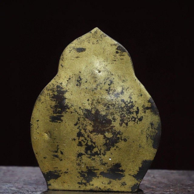 Gilt Bronze Thousand-Armed Guanyin (Avalokiteshvara) Figurine With Halo Backplate For Sale - Image 4 of 9