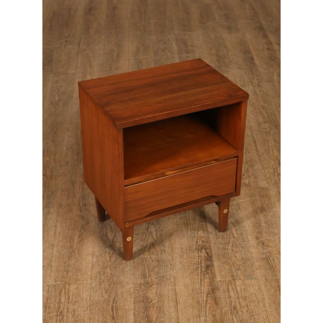 Mid-Century Modern Stanley Furniture Mid Century Modern Pair of Walnut Nightstands For Sale - Image 3 of 18