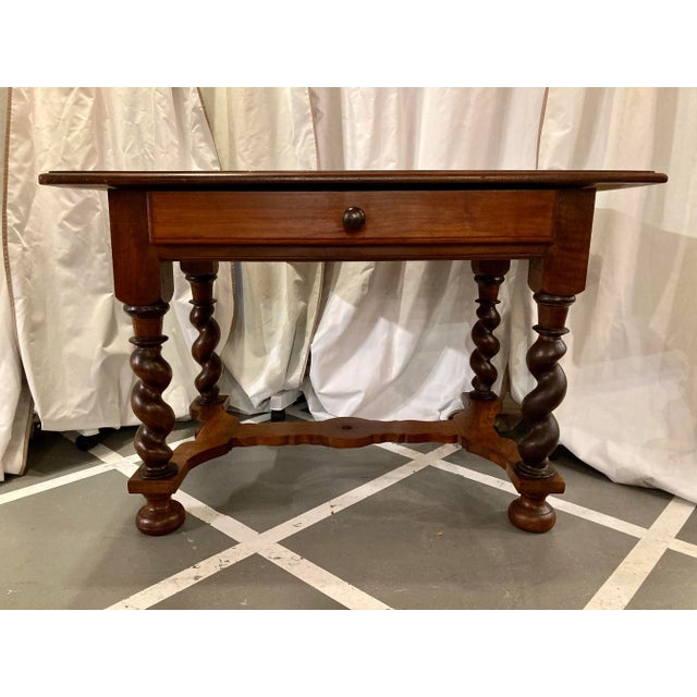 I love these little barley twist tables, they are classic. This one imitates the Henri II style (think Catherine de Medici...