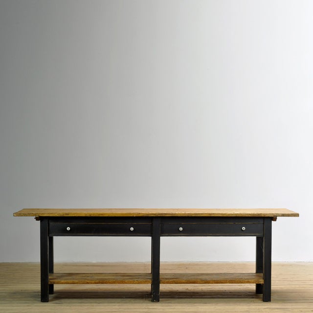 A characteristic pine kitchen table/prep table from circa 1920. This authentic piece of furniture exudes the atmosphere...