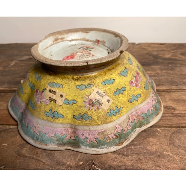 There are a few imperfection spots on the bottom rim on the bowl not noticeable by the way it sits.