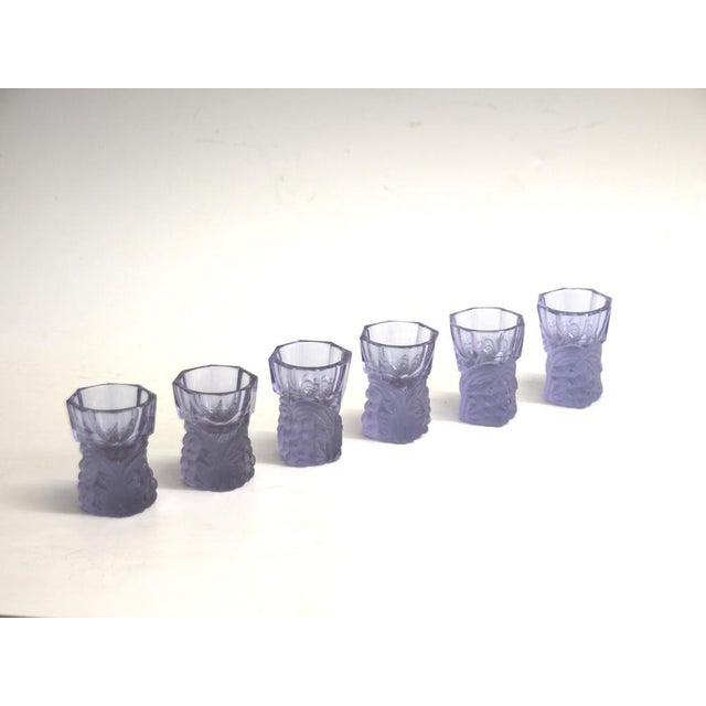 Art Deco Crystal Glass Carafe with 6 Glasses in the style of R. Lalique, 1930s, Set of 7 For Sale - Image 4 of 16