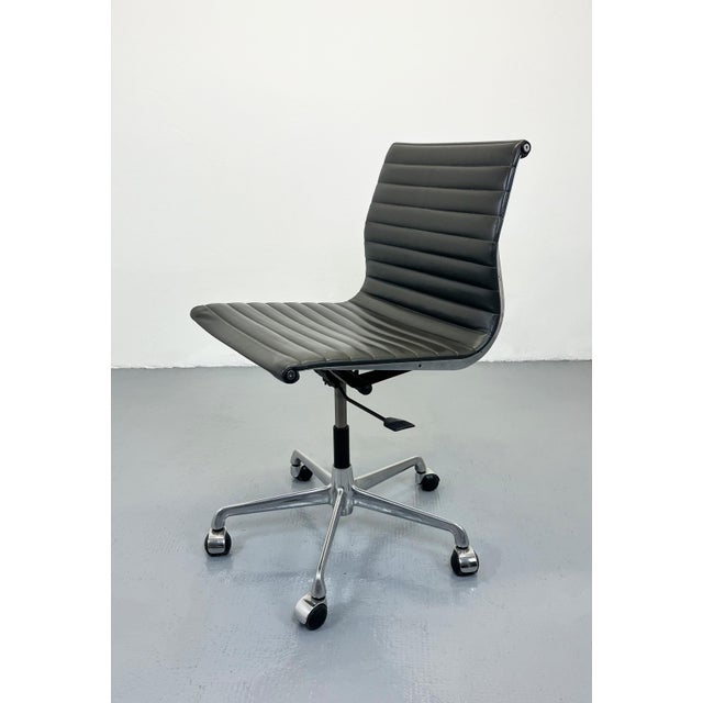 EA117 Office Chair by Charles & Ray Eames for Herman Miller, 1980s For Sale - Image 12 of 12