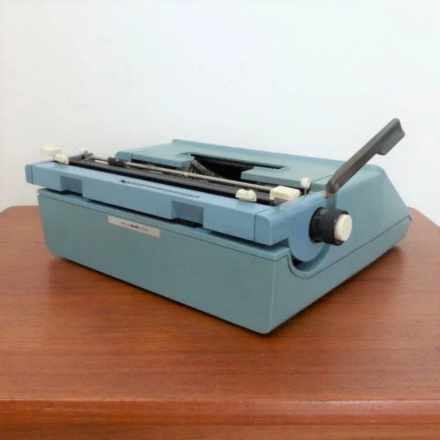 1970s Vintage Studio 46 Typewriter with Spanish Keyboard from Olivetti For Sale - Image 5 of 8