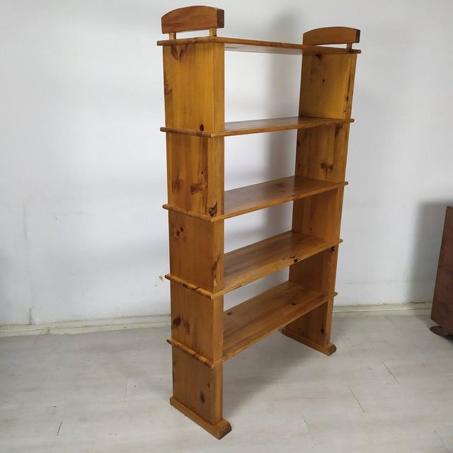 Removable solid pine shelf. Height between shelves 30cm.