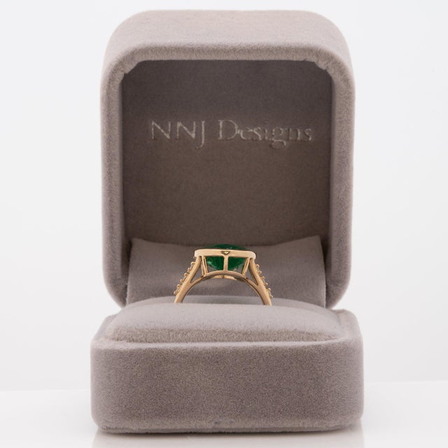 7.5Ct Zambian Emerald Ring With Earth-Mined Diamond Accents: 14k Gold, Size 6.75 For Sale - Image 4 of 9