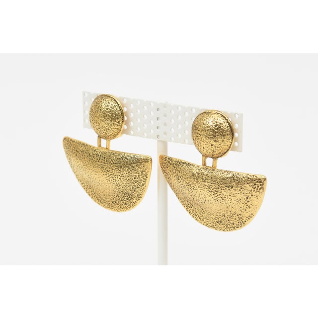 Mid-Century Modern Vintage 1960's Gold Plated Pagoda Form Dangle Clip on Earrings, Pair Of For Sale - Image 3 of 9
