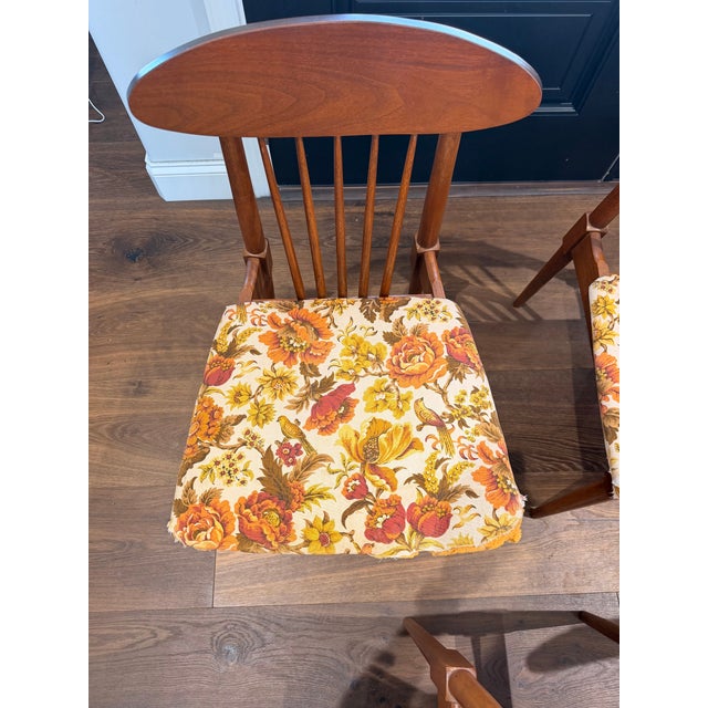 1960s Mid-Century Modern Broyhill Sculptra Attributed Dining Chairs – Set of 6 With Captain Chair – Walnut For Sale - Image 5 of 17