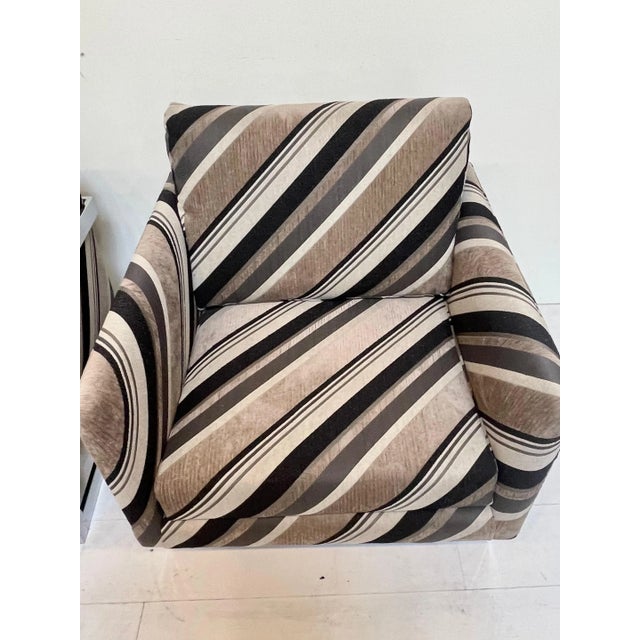 Mid-Century Modern 1960s Vintage T Back Club Chair Classic 989 T Back Lounge Chair - a Pair For Sale - Image 3 of 5