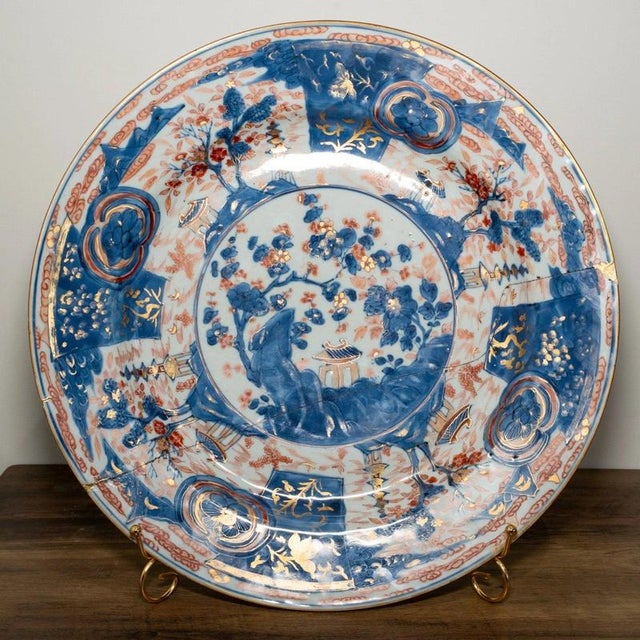 An impressive large Chinese Imari porcelain charger dating to the 18th century, during the Qing dynasty, and measuring a...