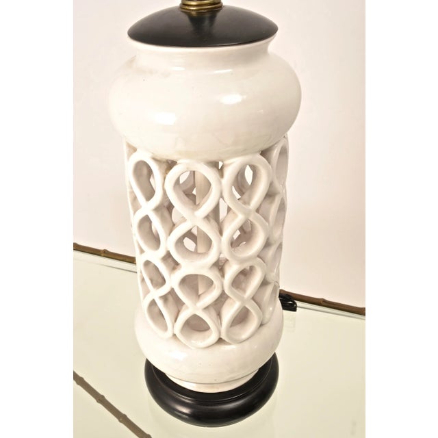 Antique White Sculptural Mid-Century Modern Ceramic Lamp For Sale - Image 8 of 10