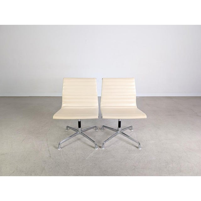 Beautiful set of two leather chairs from the us manufacturer herman miller for sale. The chairs are likely from the 1980s...