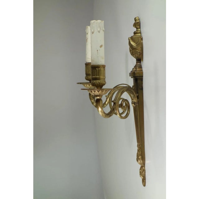 - Wall lamp in gilded bronze - Wooden candles - Signature of the maker stamped on the back Stamped by Maker,This piece has...