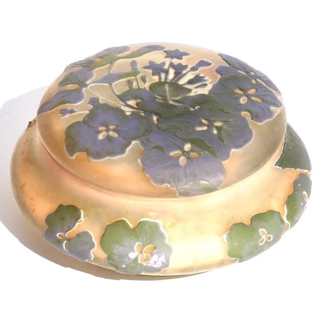 Gallé Cameo glass wheel carved and acid etched hydrangeas covered box, circa 1910. Art Nouveau. Marks: (star) Gallé...