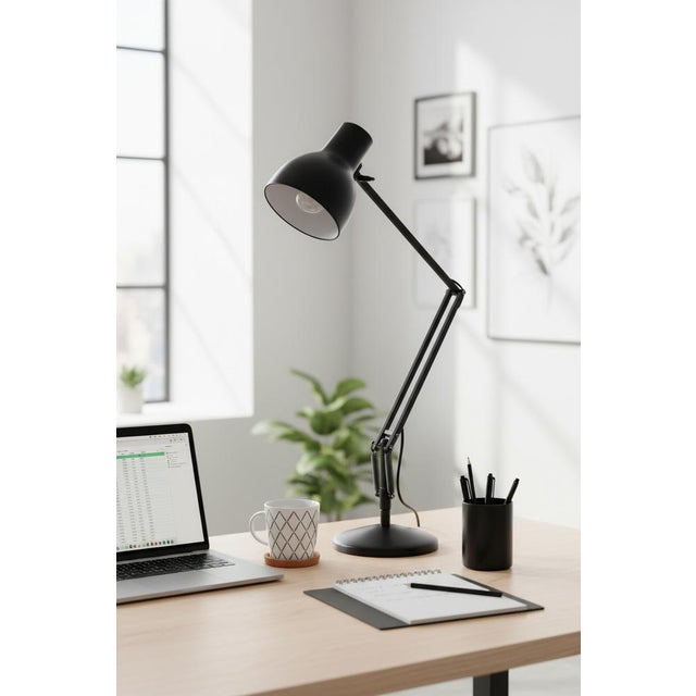 This is an early version of the iconic anglepoise lamp, designed in 1960 and based on the original anglepoise lamp from...