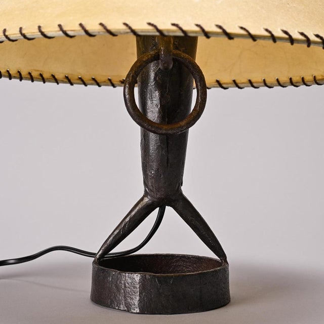 Mid-Century Modern Hammered Iron Table Lamp by Léopold Gest, France, 1970 For Sale - Image 3 of 10