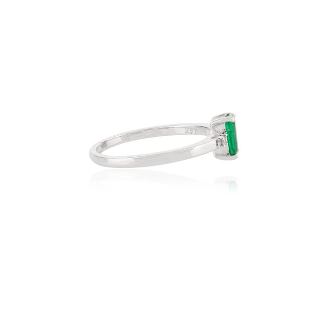 Classic 14k Gold Natural Emerald & Diamond Three Stone Ring Size 7 For Sale In New York - Image 6 of 11