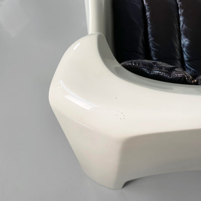 Italian Space Age Gaia Armchairs in White Fiberglass and Brown Leather by Carlo Bartoli for Arflex, 1970s, Set of 2 For Sale - Image 16 of 18