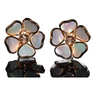 Late 20th Century Pair of Chopard Happy Hearts Flowers Diamond Mother of Pearl 18k Rose Gold Earrings For Sale
