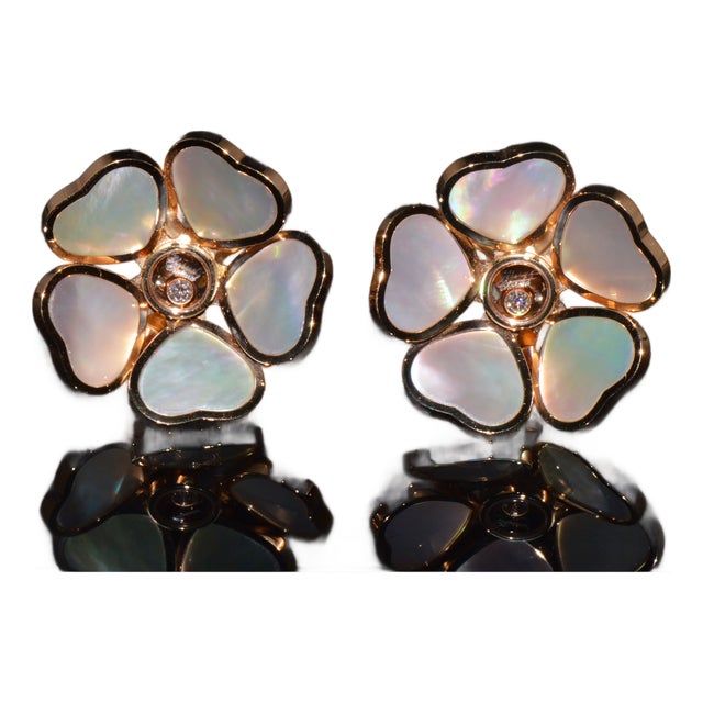 Late 20th Century Pair of Chopard Happy Hearts Flowers Diamond Mother of Pearl 18k Rose Gold Earrings For Sale