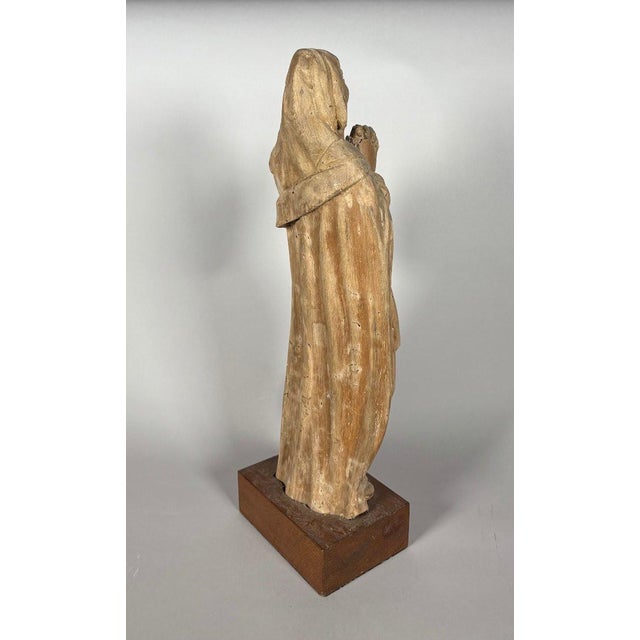 Wood 16th-century wooden sculpture of the Virgin Mary in prayer For Sale - Image 7 of 9