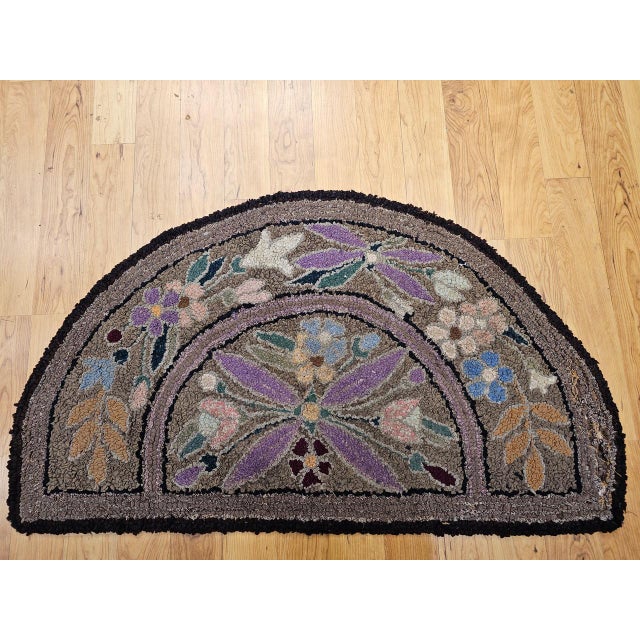 This charming vintage American hand-hooked rug, created in the early 1900s in the New England region, is a beautifully...