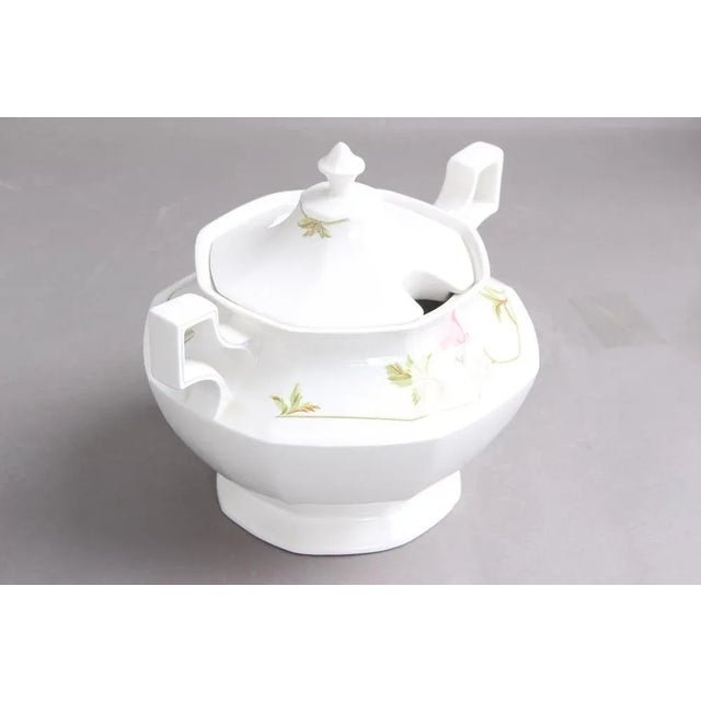Terrine, cream -colored porcelain with floral motifs. Beautiful served rine from an English manufacturer. Excellent...