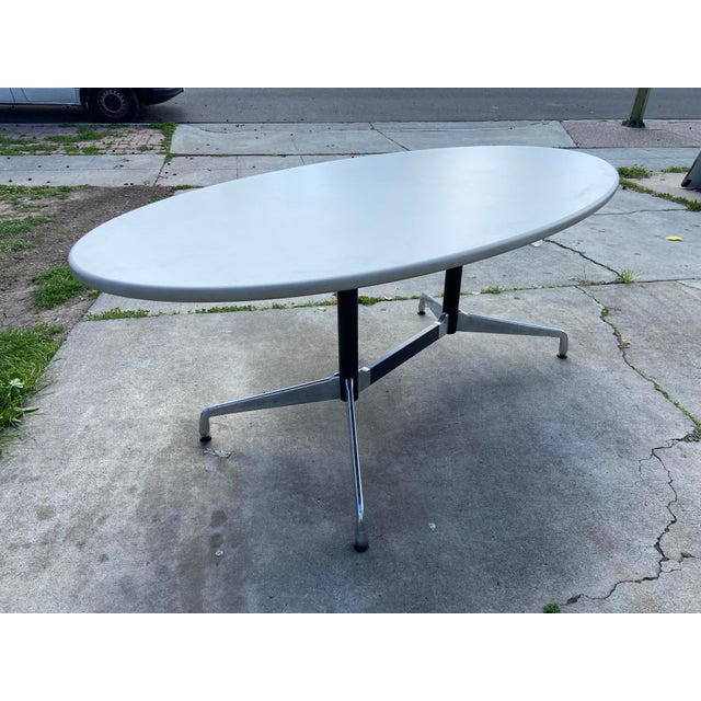 Mid-Century Modern Vintage Oval Conference Table with Herman Miller Attributed Aluminum Segmented Base For Sale - Image 3 of 11