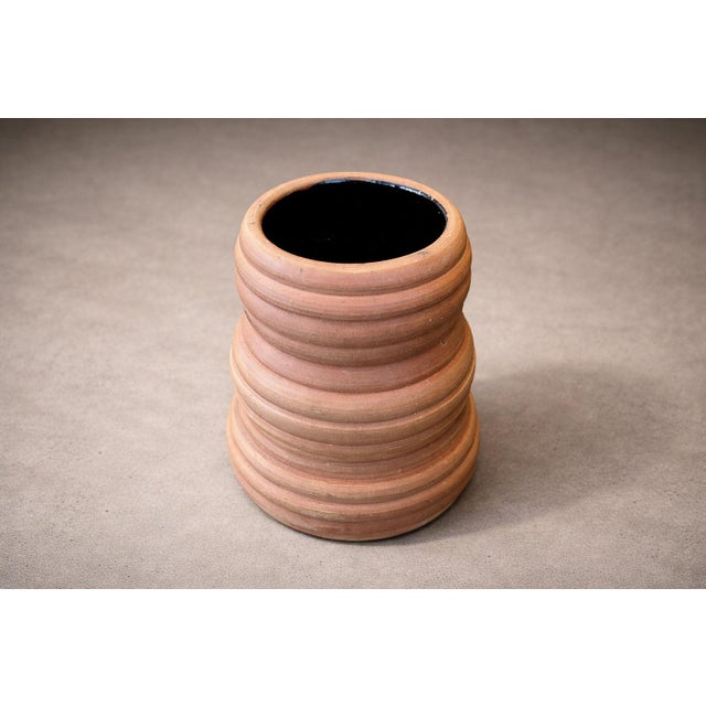 Flower Vase, Clay, Ensamble Artesano, 2024 For Sale In New York - Image 6 of 6