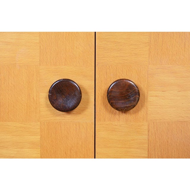 1940s Art Deco Checkered Inlay Cabinet in Mahogany & Maple attributed to Jindrich Halabala for Up Závody, 1940s For Sale - Image 5 of 7