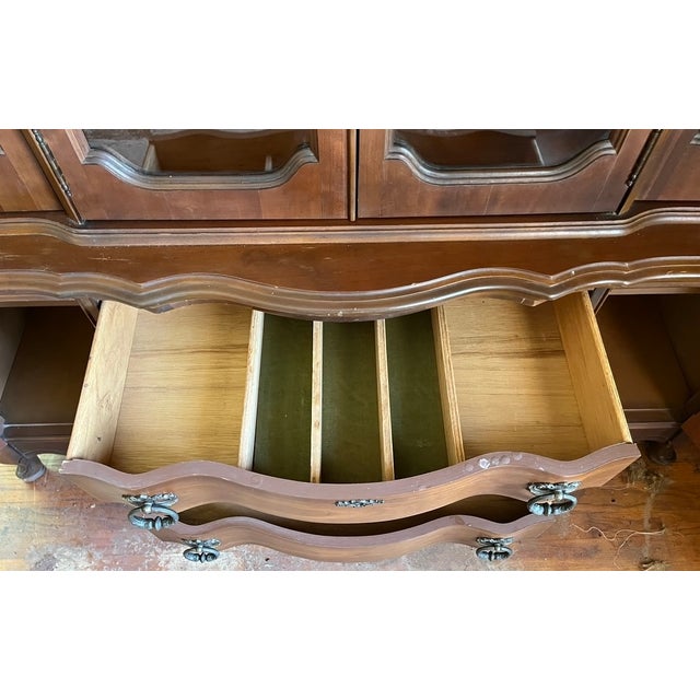 Brown Mid 20th Century French Provincial Style China Cabinet — 2-Piece, Brass Lattice Doors, Serpentine Base For Sale - Image 8 of 13