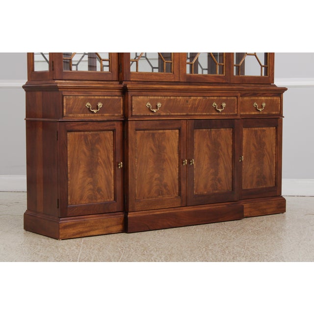 Stickley Mahogany Chippendale Style Breakfront China Cabinet For Sale - Image 11 of 18